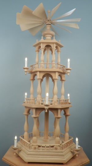 Große Pyramide in Esche, natur